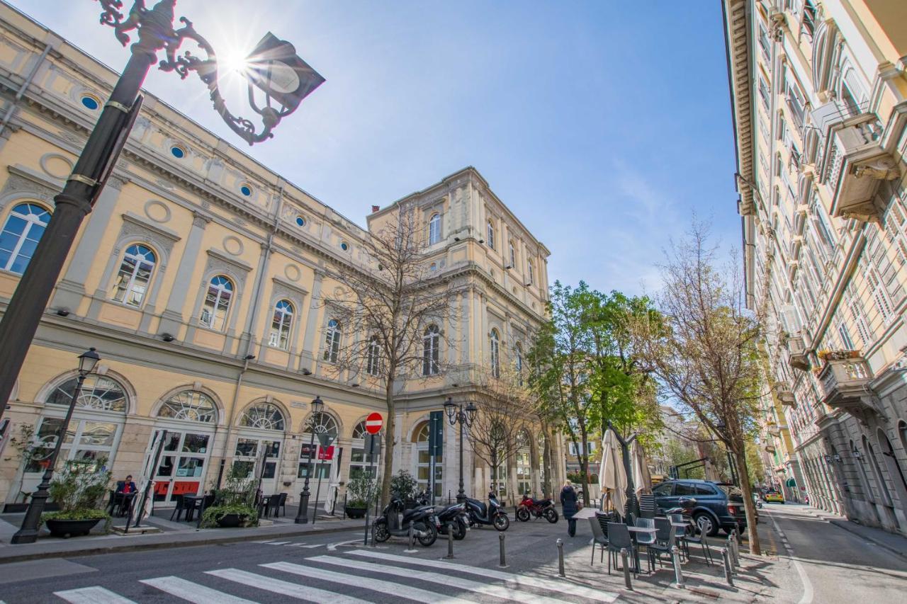 Casa Vacanze Al Teatro Trieste Esterno foto